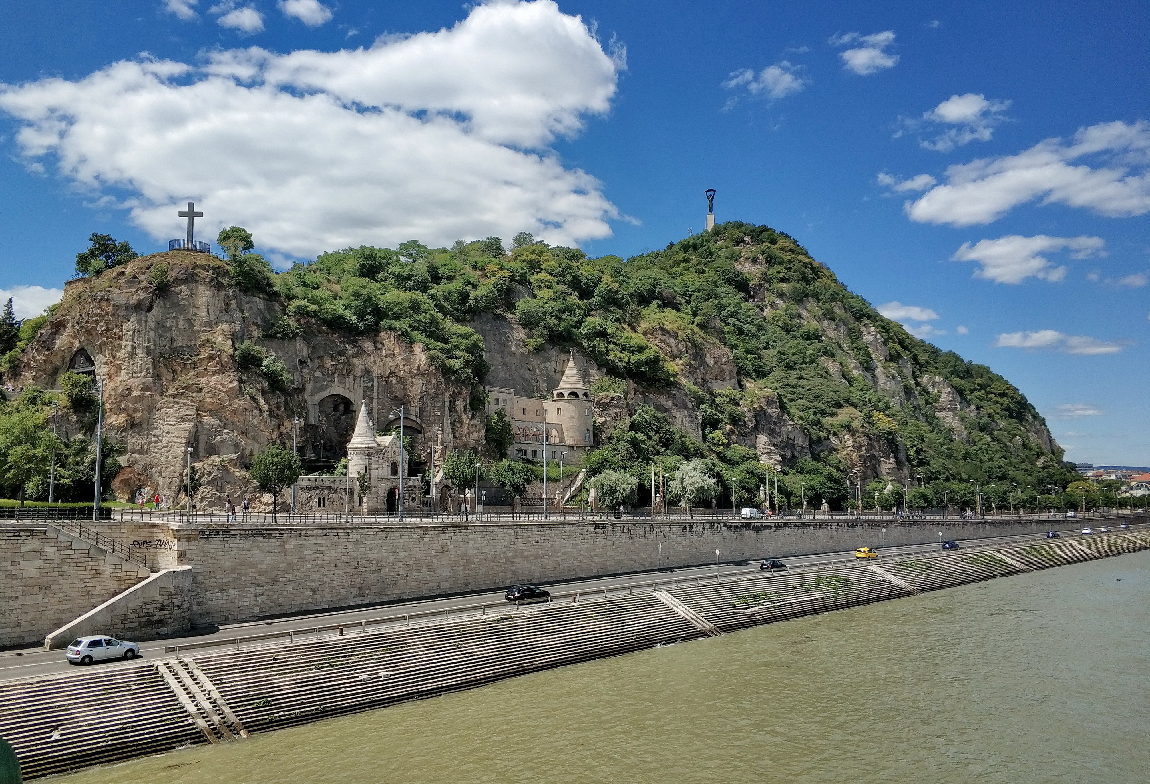 Гора Геллерт — высокий холм на правобережье Дуная